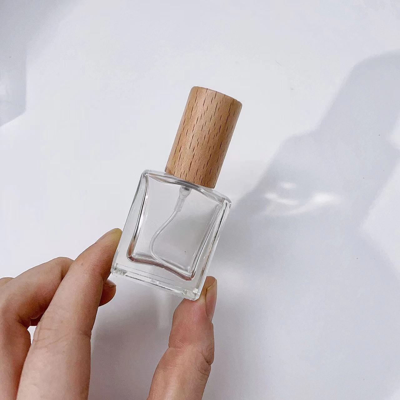 زجاجة بخاخ عطر من الزجاج السمي - مراجعة Perfume Quotes وسعره